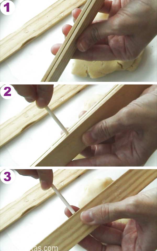 Hand hält eine Rollführung und Lutscher-Stick.