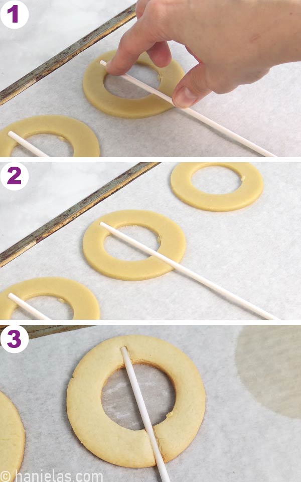 Plätzchen auf einem Backblech, Hand, die einen Lutscherstock auf den Plätzchen drückt.