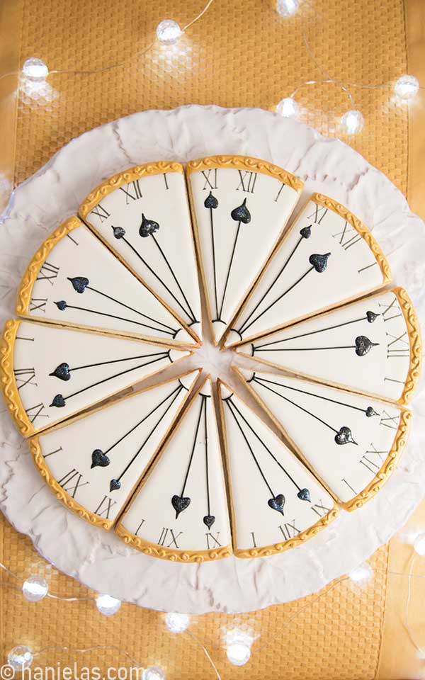 Flat plate with light around with cookies displayed in a circle.