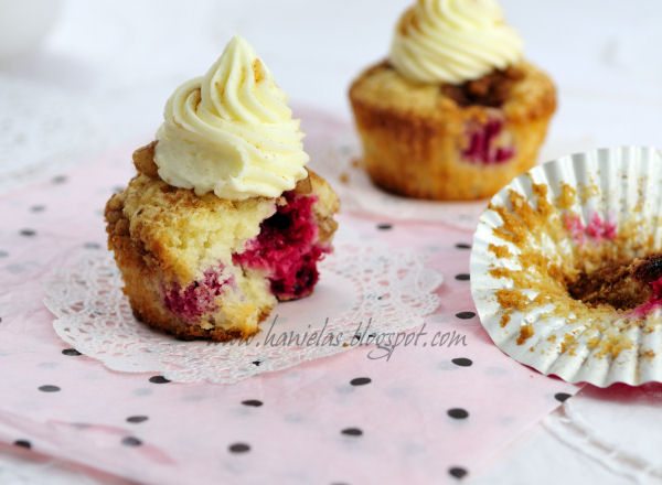 Raspberry Streusel Cupcakes