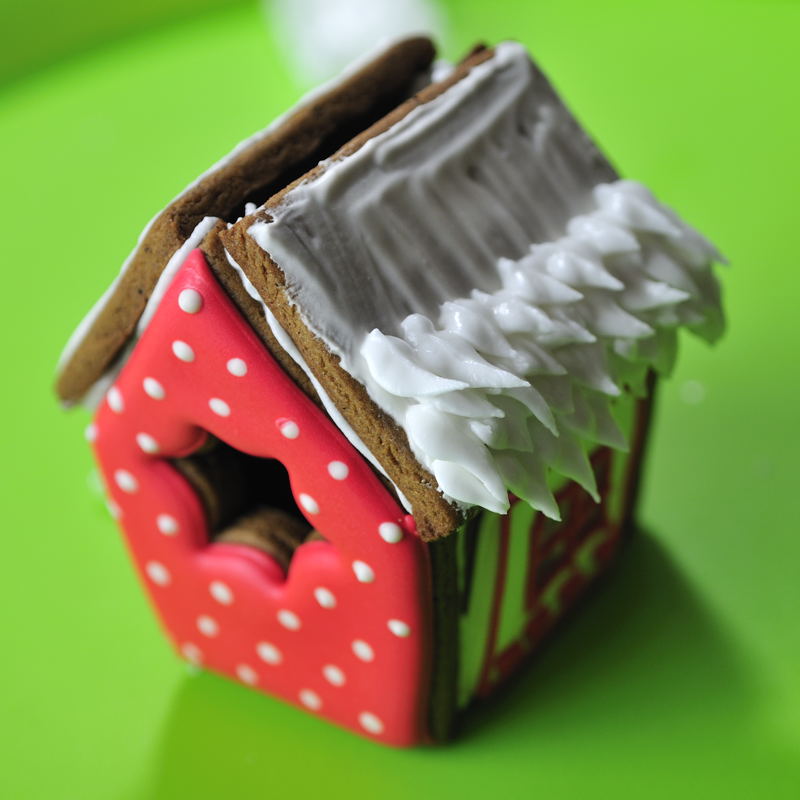 Snowy Gingerbread Roof Tutorial - Haniela's: Sweet & Savory Recipes ...