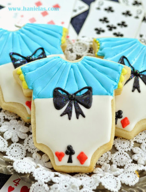 Alice in Wonderland Onesie Cookies, Piping Bows On Cookies Tutorial