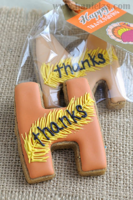Tablesetting Monogram Cookies, Thanksiving Blog Hop with Bird’s Party Printables
