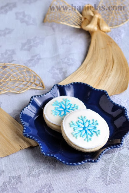 Pretty Round Snowflake Cookies, Airbrushing