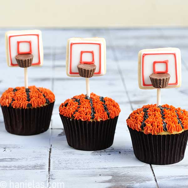 Basketball Cupcakes mit Keksen am Stiel verziert.