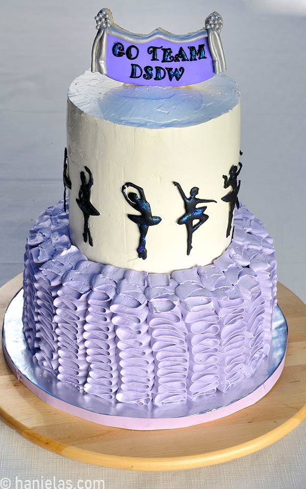 Ballerina Kuchen mit einem Topper Cookie Pop dekoriert.