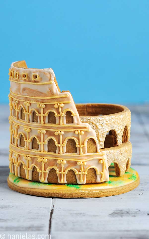 Cookie shaped as Roman Colosseum.