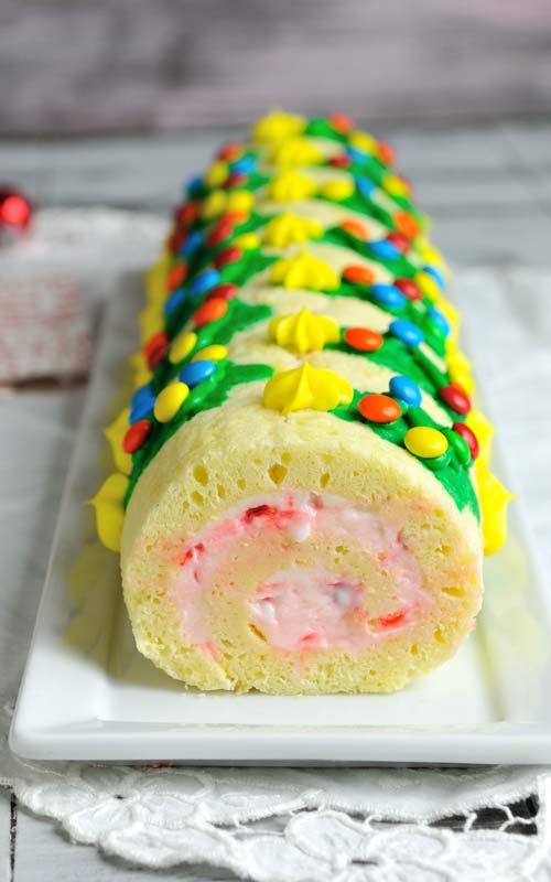 https://www.hanielas.com/wp-content/uploads/2015/12/christmas-candy-cane-cake-roll.jpg