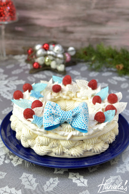 Christmas Meringue Wreath Cake with SugarVeil®
