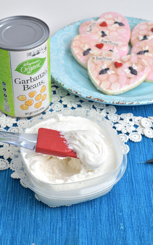 Vegan royal icing in a bowl.