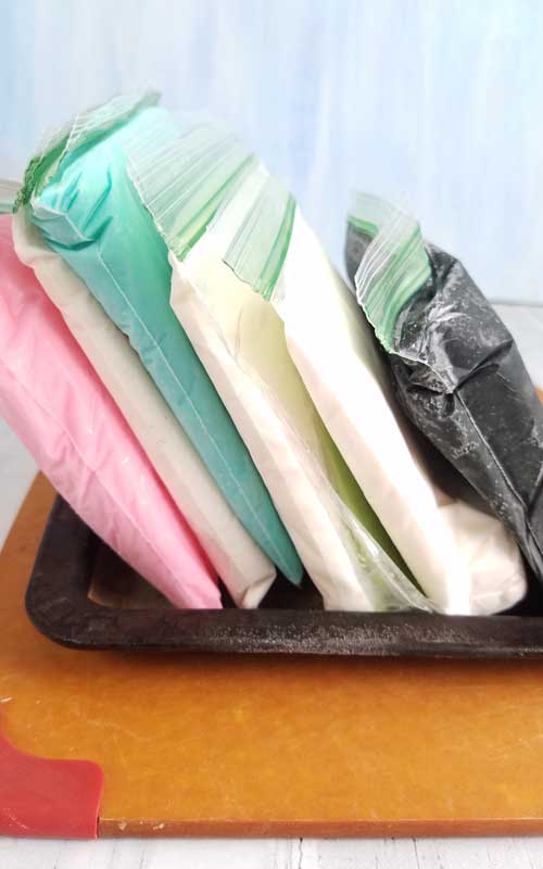 Frozen icing in sandwich bags.