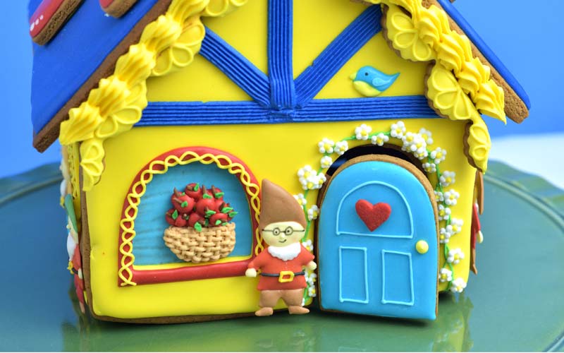 how to decorate snow white gingerbread house