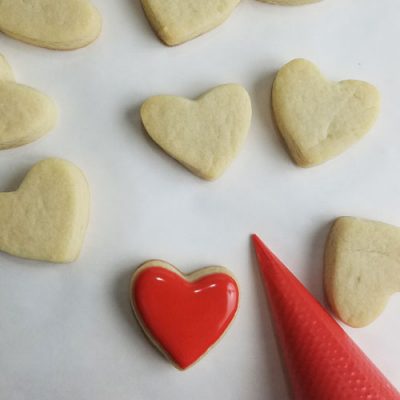 Heart cookie decorated with 15 second royal icing consistency.