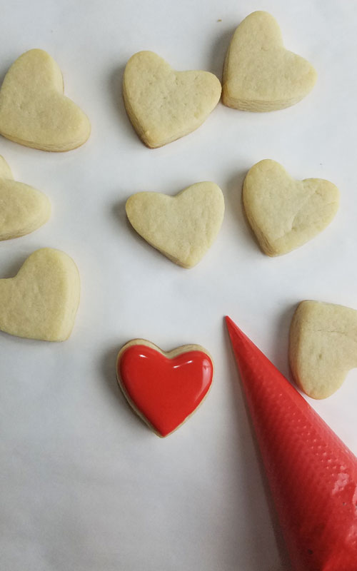 Heart cookie decorated with 15 second royal icing consistency.