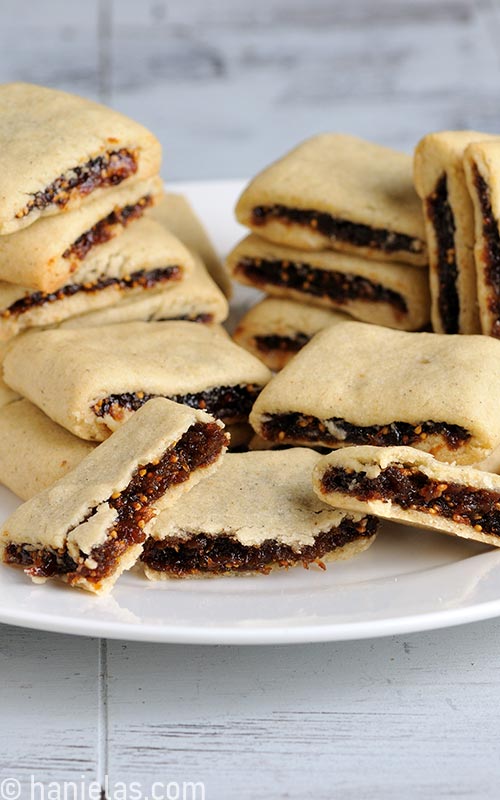 Fig Newtons Cookies on a white plate.