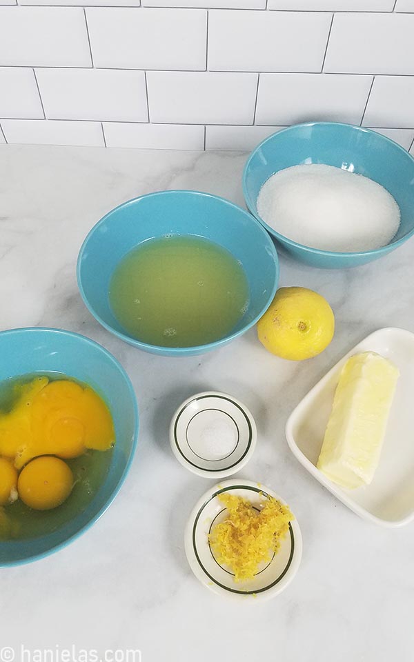 Ingredients for curd on a kitchen counter.