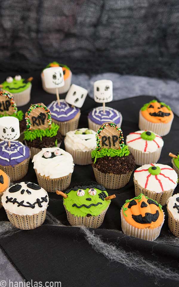 Easy Halloween Cupcakes - Haniela's | Recipes, Cookie & Cake Decorating ...