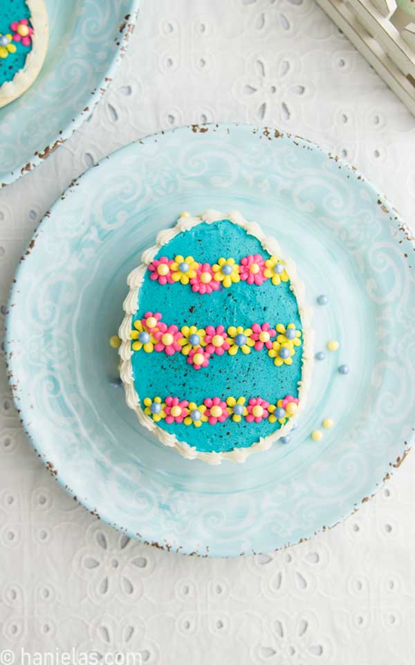 Bird's view of decorated pinata cookie.