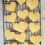 View from the above, rectangular cooling rack with cookies.