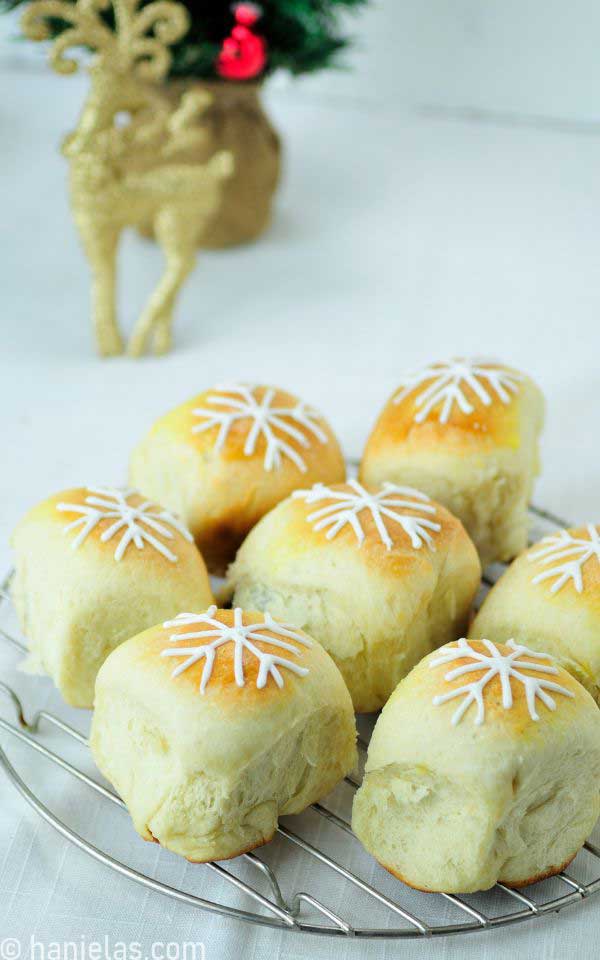 Baked buns on a cooling rack.