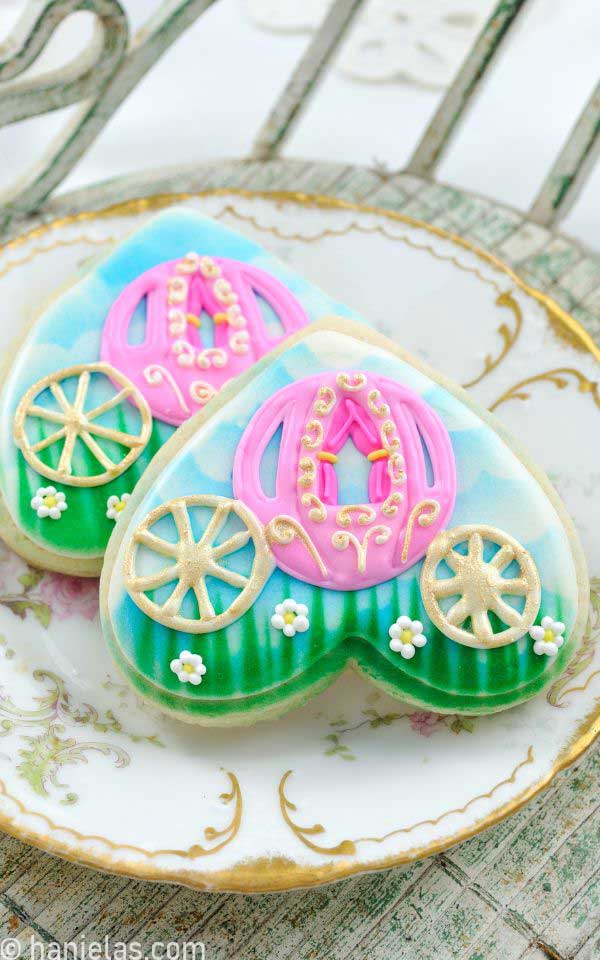 An airbrushed cookie on a decorative plate.