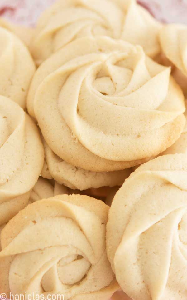 A close of up baked cookies.